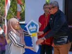 Bupati-Malra-Thaher-Hanubun-menyerahkan-secara-simbolik-rumah-siap-huni-kepada-warga-terdampak-bencana